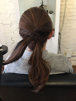 作ったハーフアップの上で結びます