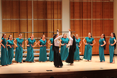 フラメンコも披露したトマレス少女合唱団