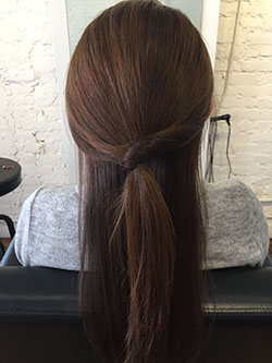 その穴の中に右から毛束を通してくるりんぱ。毛束を引っ張り形を整えます