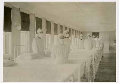 1918年12月、スペインかぜの治療に当たるカリフォルニア州の海軍病院の職員たち。トークイベントは、同博物館で来年４月28日まで開催中の展覧会「Germ City-Microbes and the Metropolis（細菌の街〜病原体と都市）」に関連して開催。詳細は同博物館のウェブサイトwww.mcny.orgを参照（photo: U.S. Naval Hospital. Corpsmen in cap and gown ready to attend patients, Mare Island, California 12/10/1918. Image courtesy of Navy Medicine via Flickr Creative Commons） 