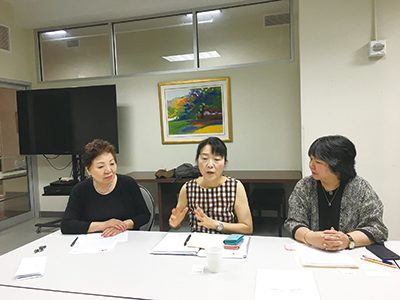（左から）野田美知代さん、遠山伊津子教授、スーザン大沼さん=5日撮影（本紙）