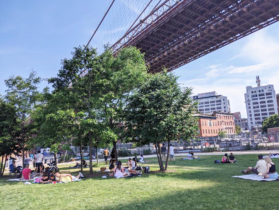 ブルックリン橋公園。7月撮影(本紙)