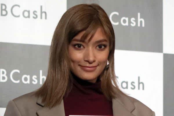 ローラがヌーディな背中を大胆露出 足の裏までかわいい と話題 Daily Sun New York