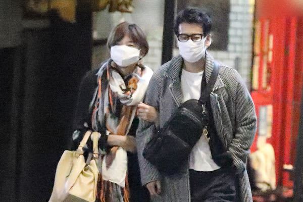 山口智子 唐沢寿明と腕組みデート 結婚25年目も変わらぬ絆 Dailysun New York