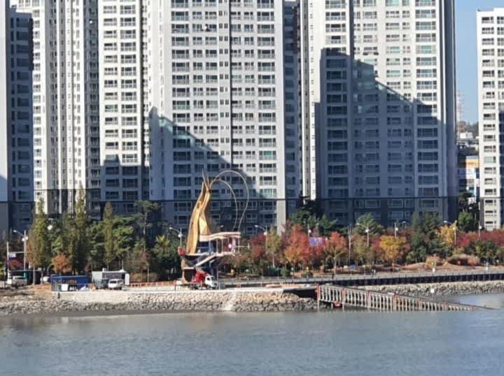 韓国 仁川に出現したエビタワー 税金の無駄 独特でいい と賛否両論 Daily Sun New York