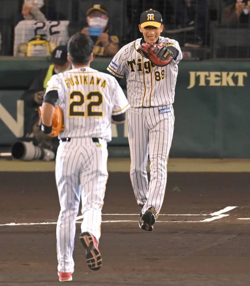 阪神 矢野監督 藤川との最後の一球に感極まる 俺に対してやってくれたのかな Daily Sun New York