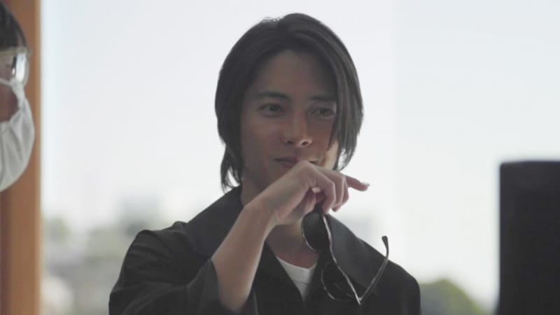 山下智久がサングラスで魅せる 日常 海辺のドライブ 愛用のギター片手にオフタイム 新ウェブcm公開 Daily Sun New York