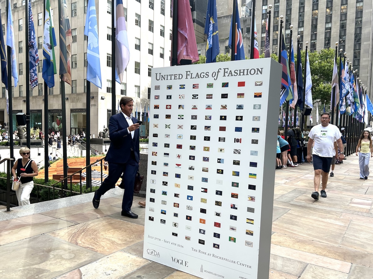 NYロックフェラーセンターが巨大な“ファッション美術館”に、有名デザイナーによる旗130点を展示