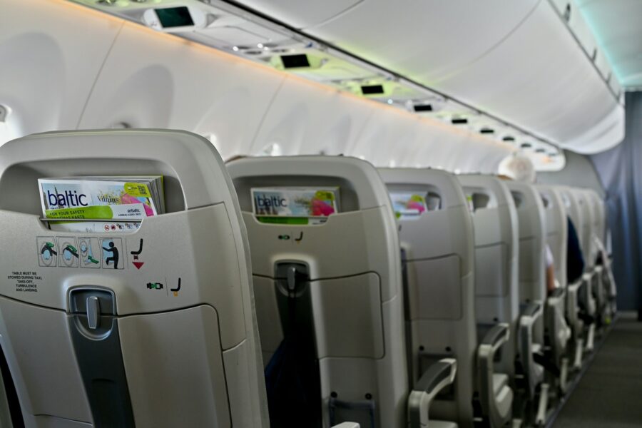飛行機でどの席を選ぶべき？ 客室乗務員がすすめる「意外な座席」3選