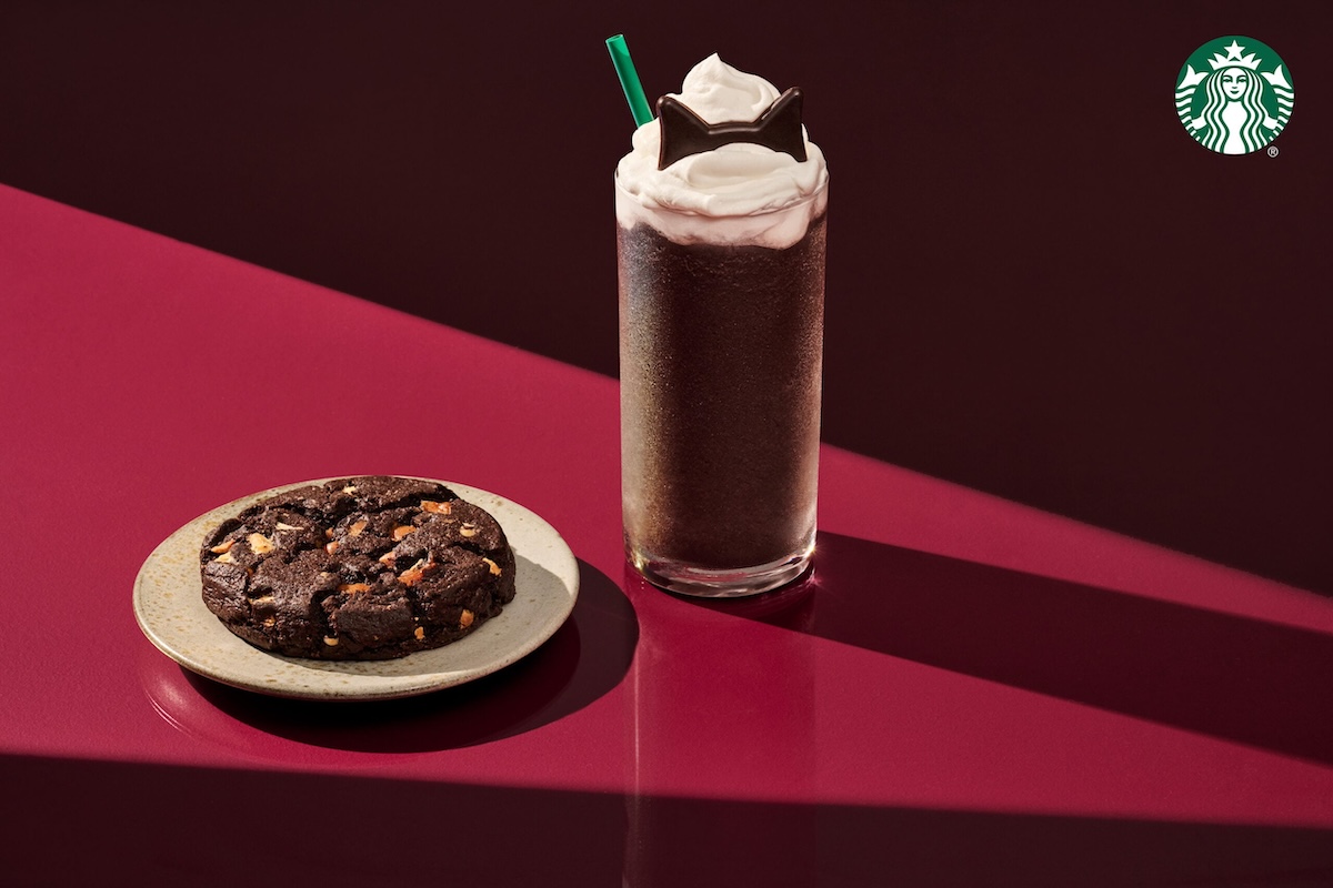 スターバックスに「真っ黒なフラペチーノ」登場、“猫耳”まで付いた黒猫の限定ドリンク
