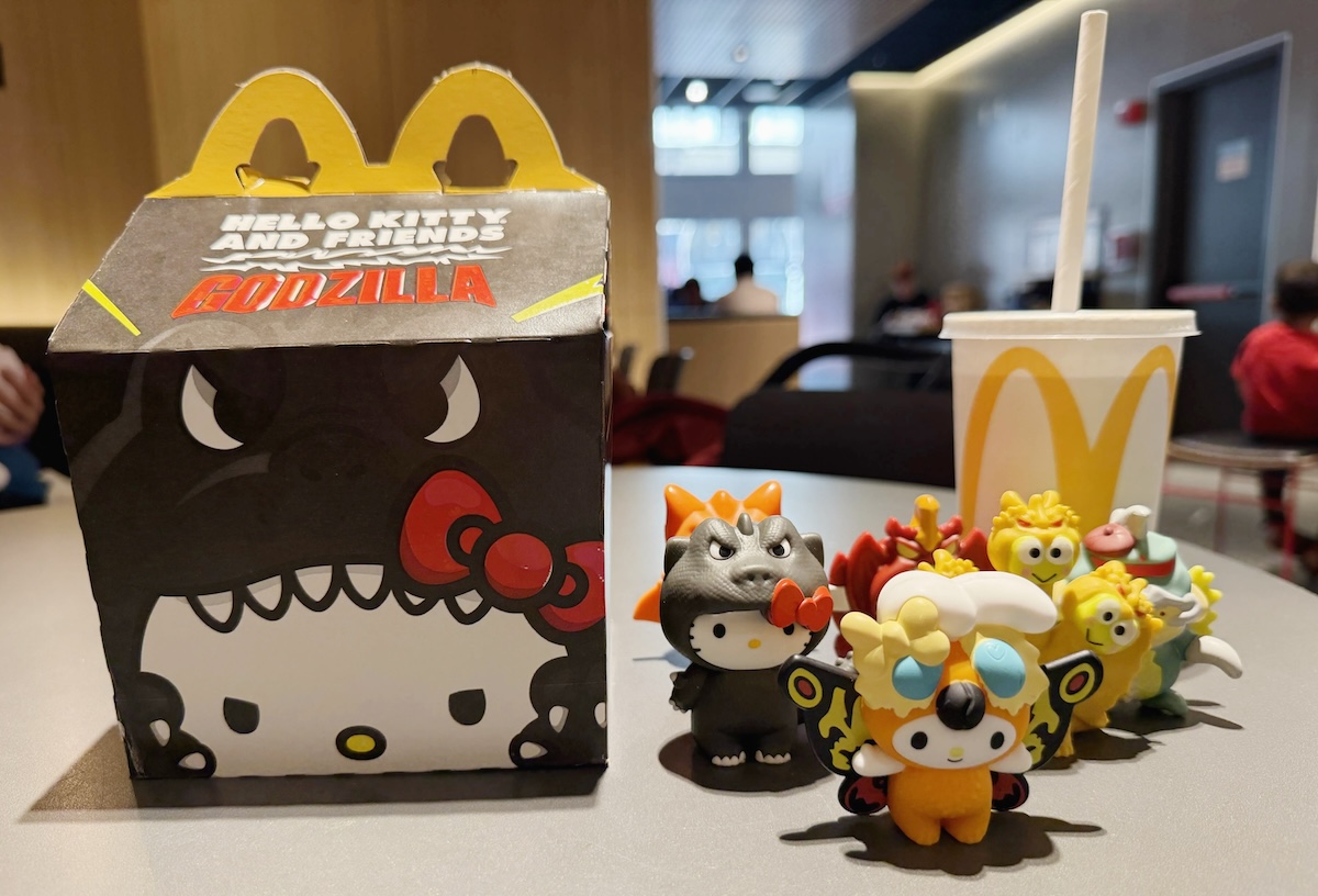 34歳が本気で沼った…マクドナルド「ハッピーセット」 NYで話題“サンリオ×ゴジラ”コンプが大変すぎた
