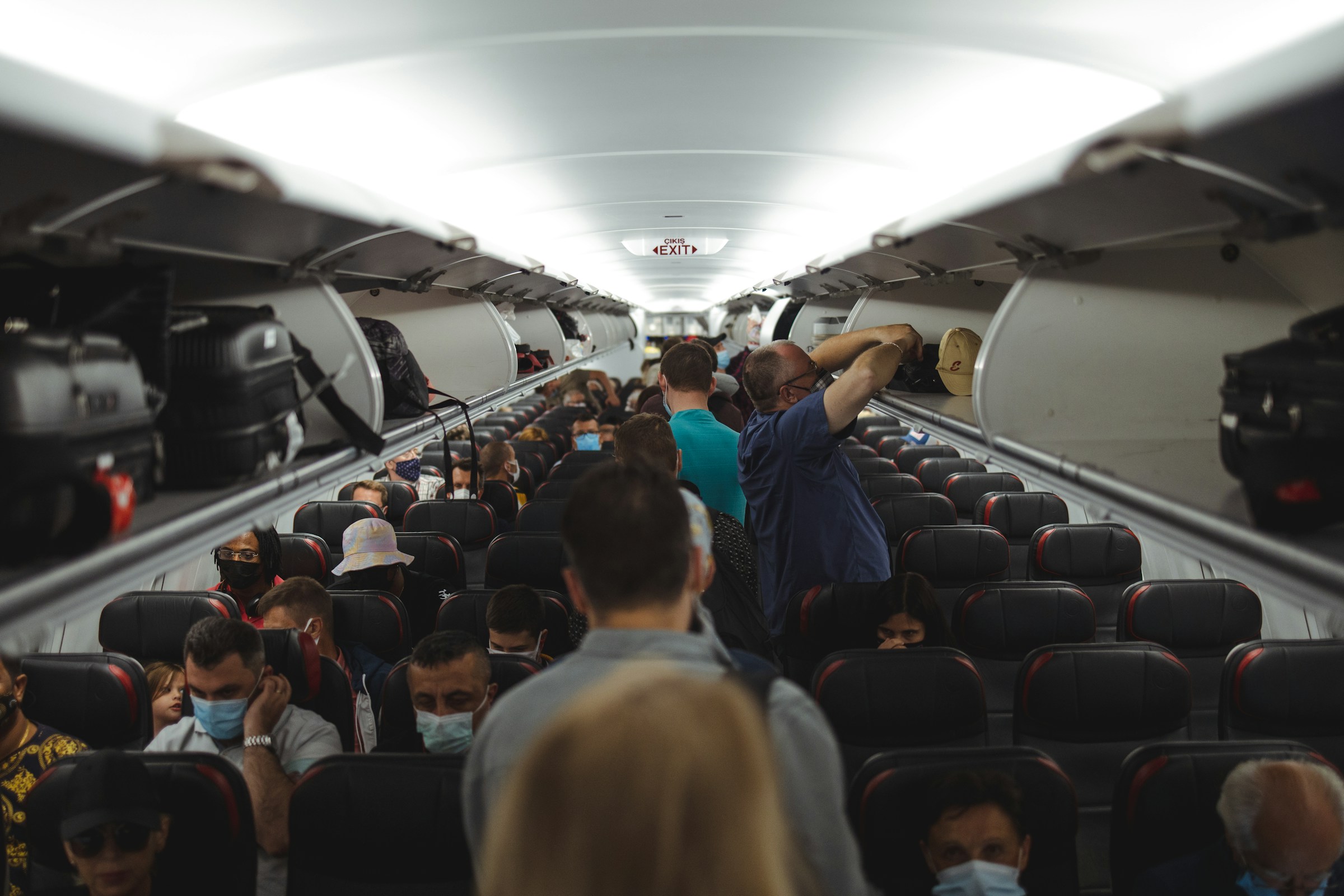 飛行機の荷物棚、自分の席の上は「自分専用」？ 客室乗務員が教える意外なルール