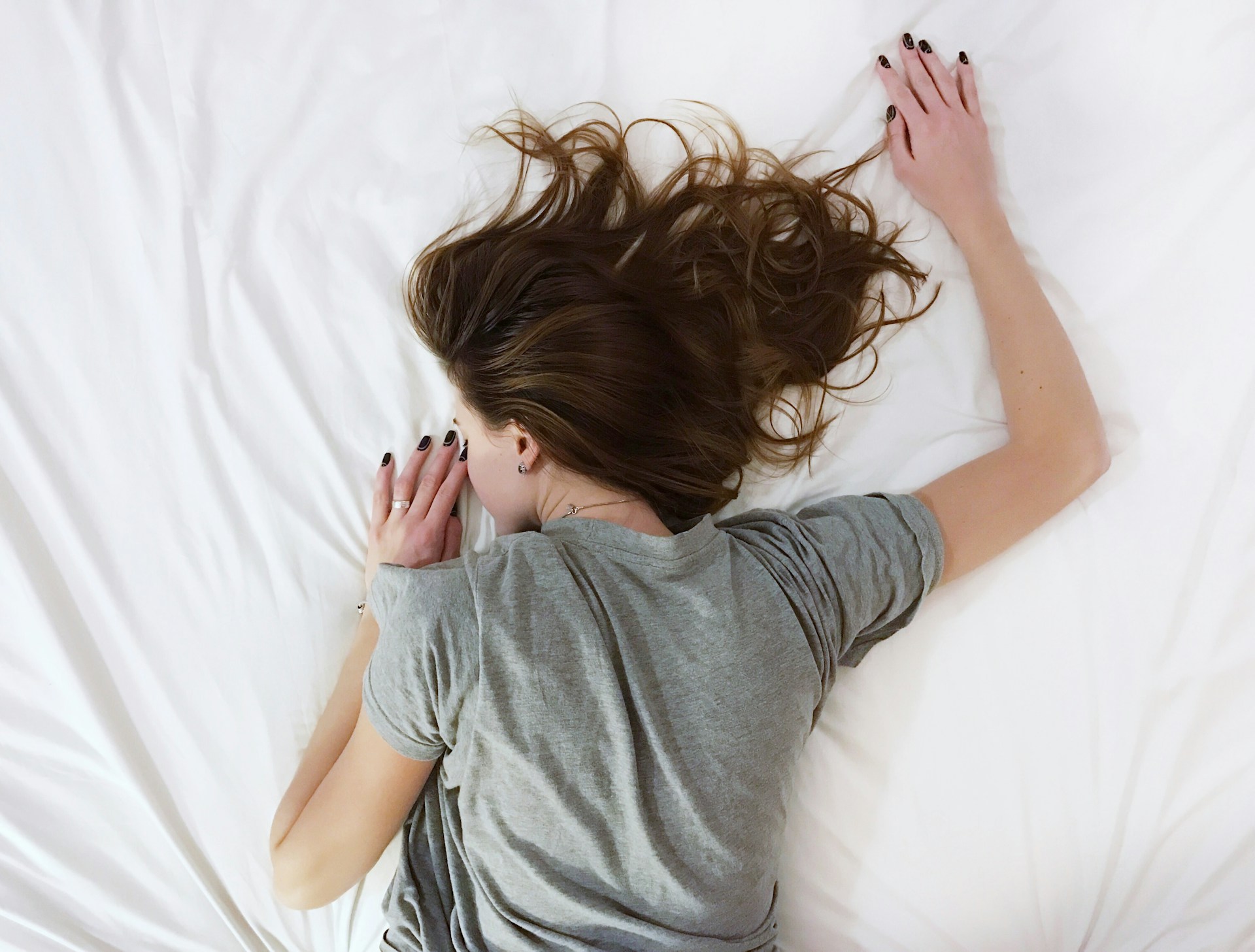 「横向きで寝ると薄毛になる」は本当？ 寝る向きと髪の意外な関係、専門家が解説