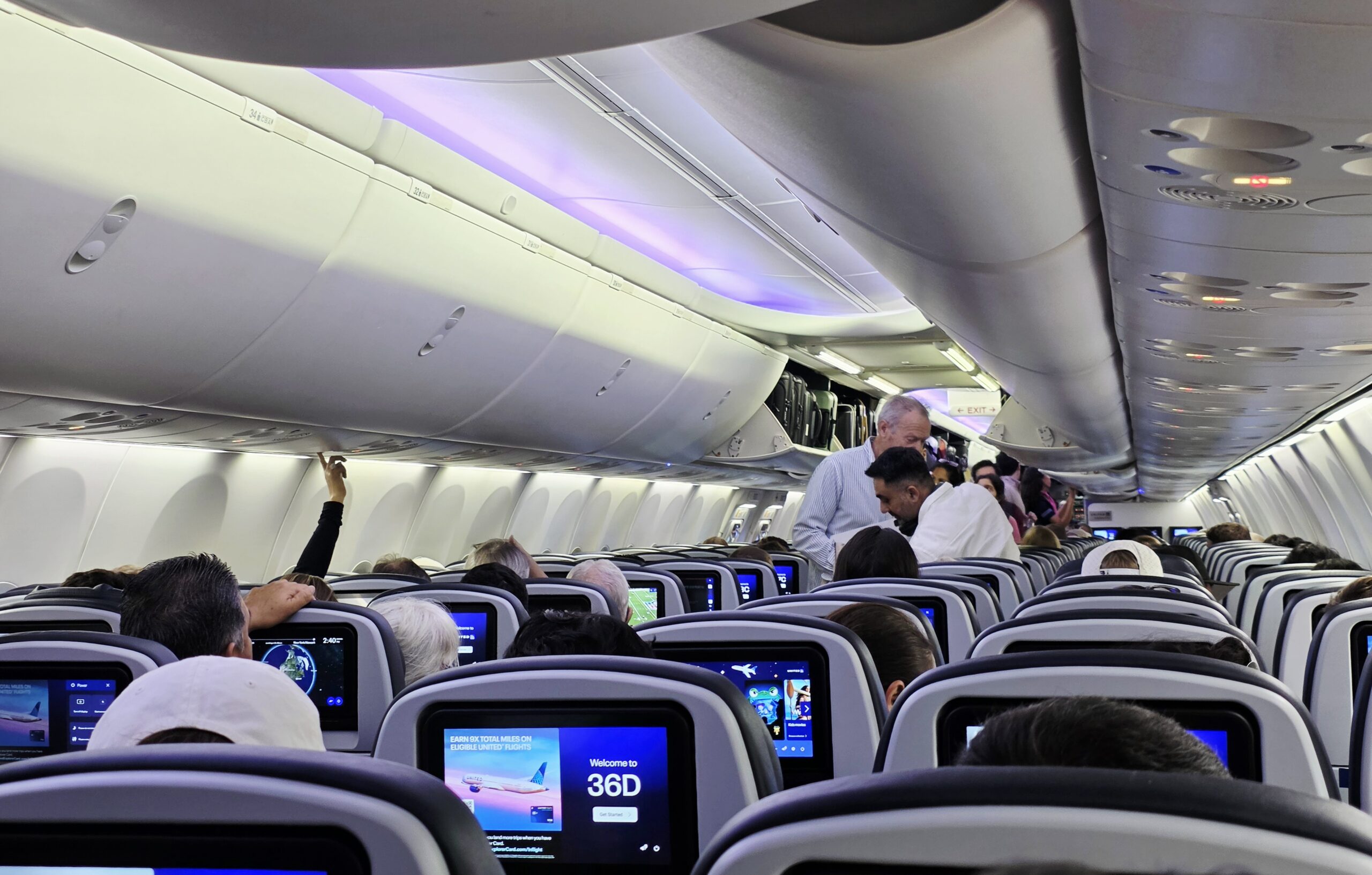 飛行機で何度も席を立つのは迷惑？ 客室乗務員が教える「機内マナー」の正解