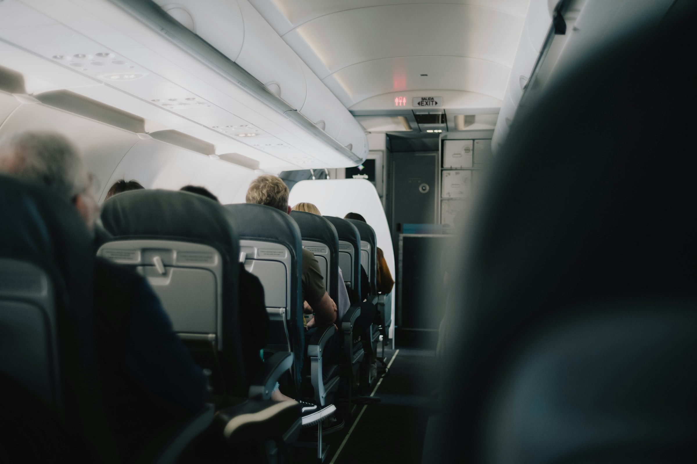 飛行機でトイレに行きたいのに隣の人が爆睡…起こしてもいい？ 客室乗務員が教える機内マナー