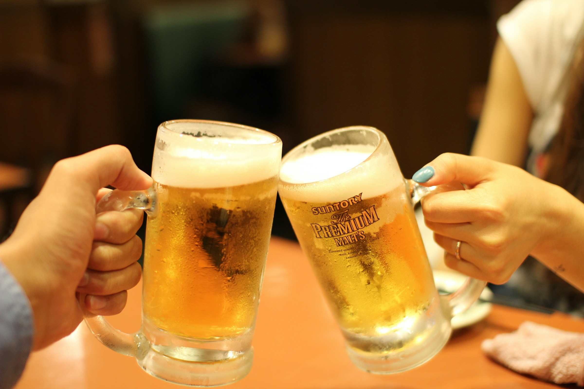 物価高のNY、お酒は1杯いくら？ 2254店の調査で分かった「安く飲むコツ」とは