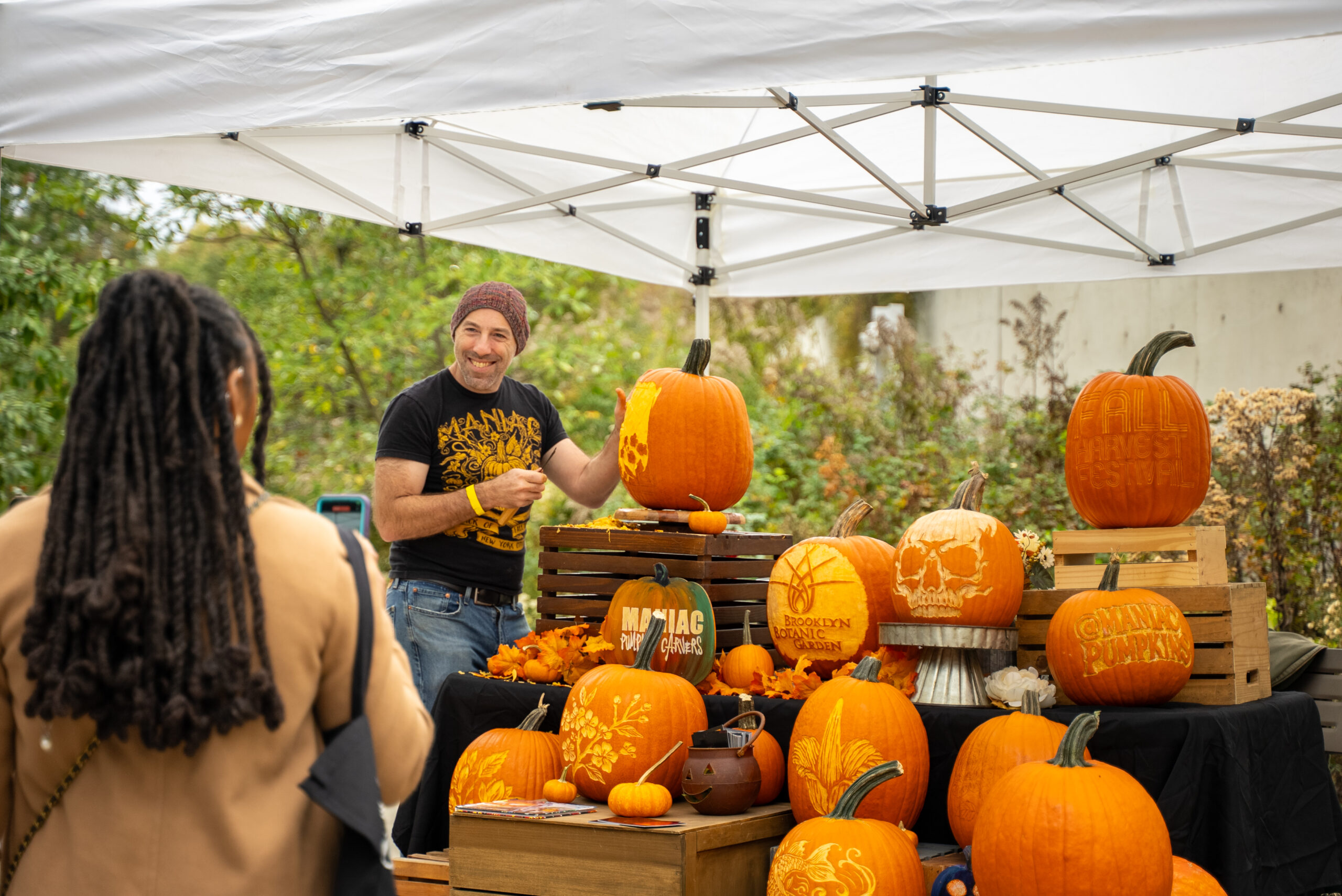 ブルックリン植物園が“ハロウィン一色”に、カボチャ彫刻や仮装パレードを楽しむ秋の収穫祭